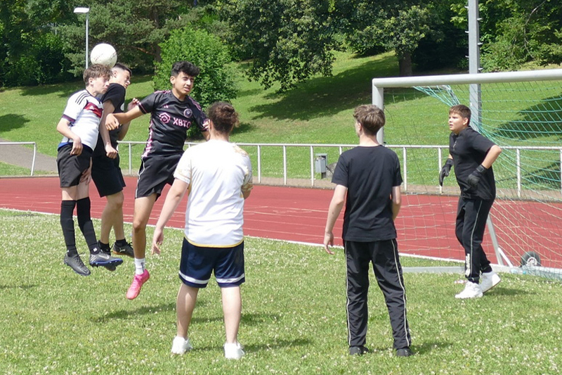 Achtklässler messen sich im Fußball