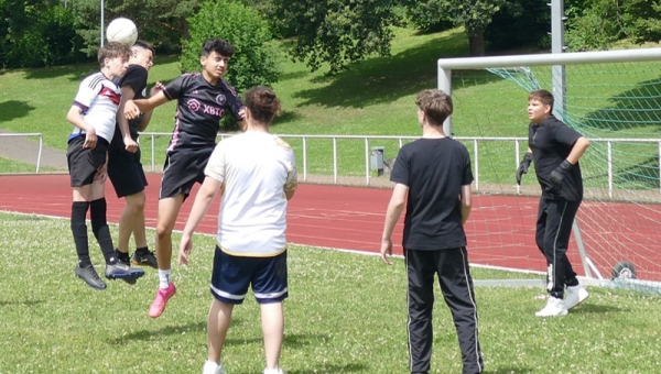 Achtklässler messen sich im Fußball