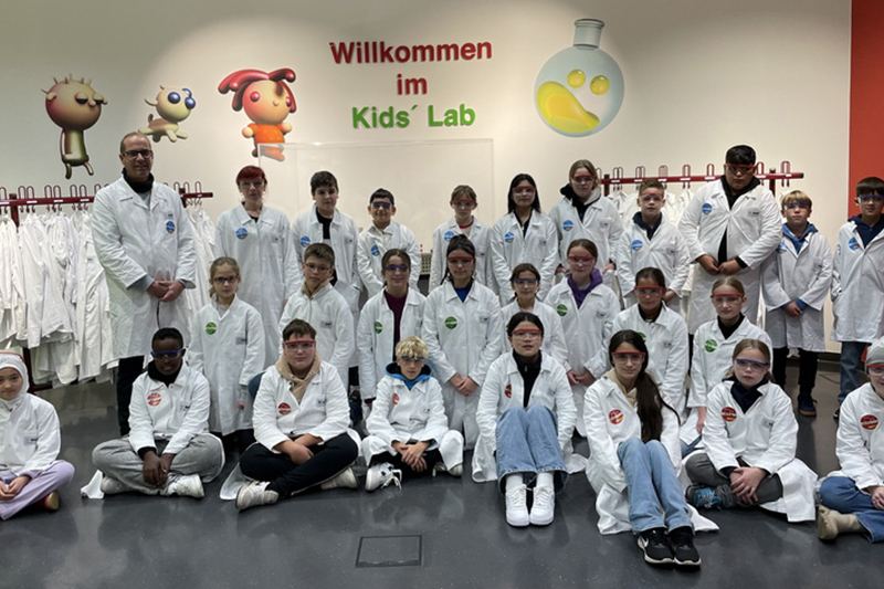 Humboldt-Schüler experimentieren im „BASF Kids‘ Lab“