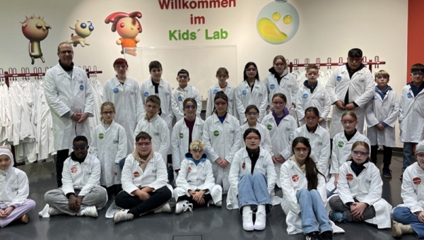 Humboldt-Schüler experimentieren im „BASF Kids‘ Lab“