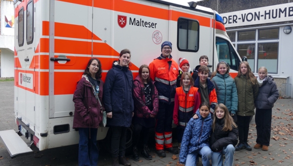 Schulsanitäter erhalten Anschauungsunterricht im Rettungswagen