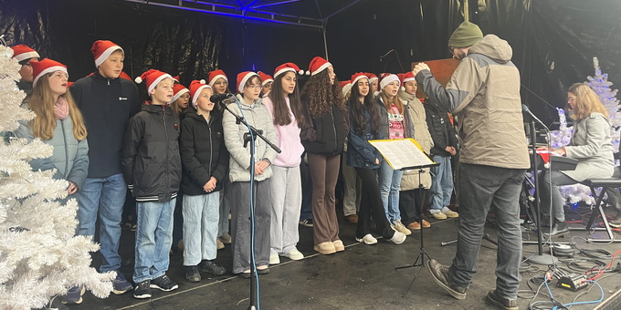 Rund 100 Humboldt-Schüler musizieren beim Weihnachtsmarkt