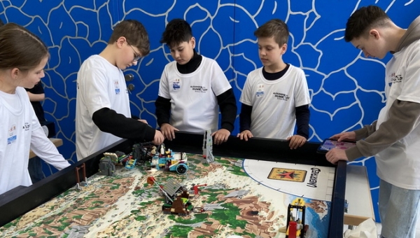 Robotikbegeisterte Humboldt-Schüler starten bei „First Lego League“